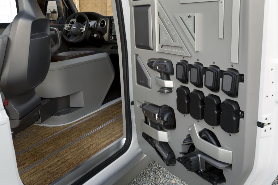 Детали интерьера Nissan NV2500 Concept 2008 года  (фото 29 из 51)